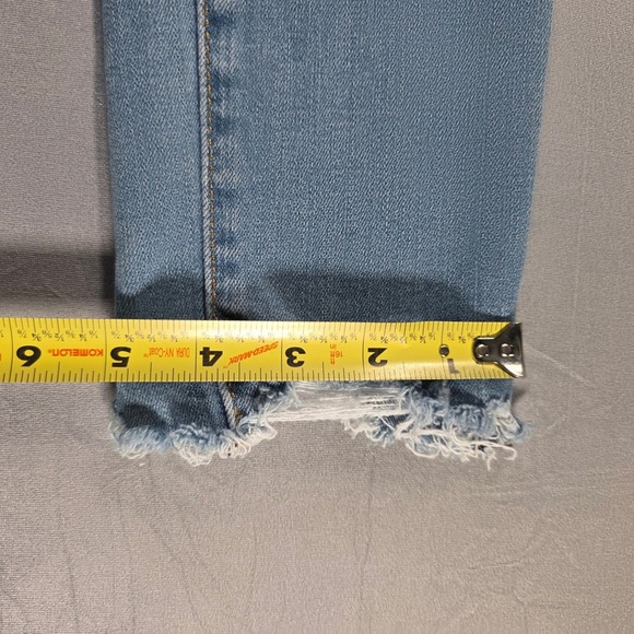 Levi's 721 High Rise Skinny Jeans Light Wash Distressed Raw Hem 26 (2) Womens - Picture 9 of 11